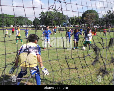 Taguig City, Filippine. 31 gennaio, 2015. Circa 700 bambini, adolescenti e adulti da 54 diverse squadre di calcio e di advocacy group (la composizione delle squadre di calcio dagli orfanotrofi e scuole) unisce il 4° annuale Comandante della coppa di calcio svoltasi a Marino caserme in Taguig City. L'evento di calcio è il preludio al grande evento ribattezzato come "Calcio per la pace" in aprile in cui i bambini provenienti da zone di conflitto a Mindanao quali Basilan, Sulu e Tawi-Tawi - sono unite insieme per promuovere la pace e non la guerra. "Calcio per la pace" è un programma di advocacy del Philippine Marines per rimuovere lo stigma della guerra tra ki Foto Stock