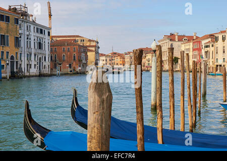 Ormeggio in legno poli (palina) e barche sul Canal Grande Venezia Veneto Italia Europa Foto Stock