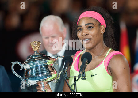 Melbourne, Australia. 31 gennaio, 2015. Primo seme Serena Williams (USA) celebra vincendo la finale donne match contro il secondo seme Maria Sharapova (RUS) il giorno tredici del 2015 Australian Open Grand Slam torneo di tennis a Melbourne Park a Melbourne, Australia. Sydney bassa/Cal Sport Media. Williams ha vinto 6-3 7-6(5) Credito: csm/Alamy Live News Foto Stock