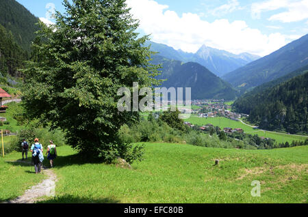 Camminare verso Mayrhofen, Tirol Zillertal Austria Foto Stock