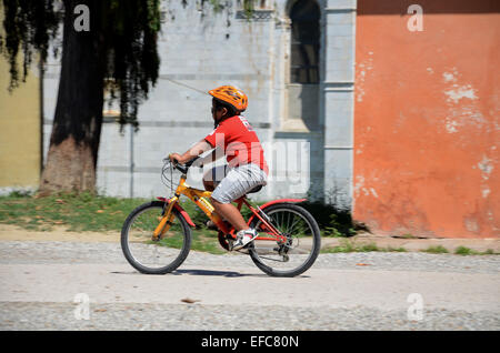 Giovane ciclista a Lucca, Toscana Italia Foto Stock