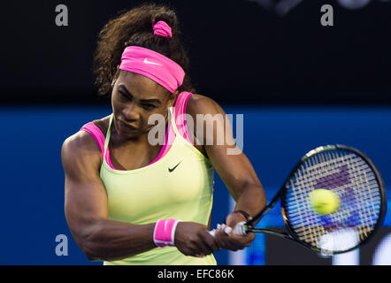 Melbourne, Australia. 31 gennaio, 2015. Serena Williams degli Stati Uniti restituisce la sfera durante il suo singolare femminile partita finale contro Maria Sharapova della Russia presso l'Australian Open di tennis Campionato a Melbourne, Australia, Gennaio 31, 2015. Credito: Bai Xue/Xinhua/Alamy Live News Foto Stock