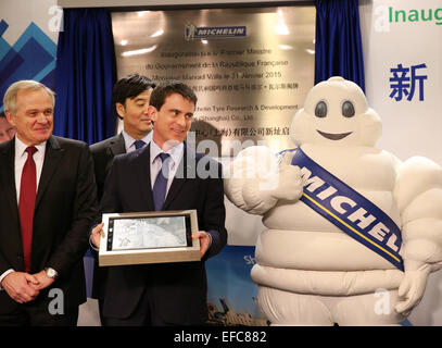 Shanghai, Cina. 31 gennaio, 2015. Il Primo ministro francese Manuel Valls (R) prende parte alla cerimonia di inaugurazione del nuovo sito di pneumatici Michelin Centro di ricerca e di sviluppo (Shanghai) a Shanghai in Cina orientale, Gennaio 31, 2015. Credito: Ren lunghe/Xinhua/Alamy Live News Foto Stock