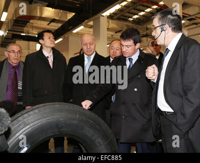 Shanghai, Cina. 31 gennaio, 2015. Il Primo ministro francese Manuel Valls (seconda R) guarda pneumatici come egli visiti il pneumatico Michelin Centro di ricerca e di sviluppo (Shanghai) a Shanghai in Cina orientale, Gennaio 31, 2015. Credito: Ren lunghe/Xinhua/Alamy Live News Foto Stock