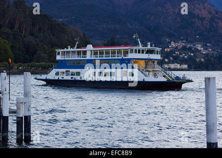 Traghetto per auto attraversando il lago di Como al tramonto Lombardia Italia Europa Foto Stock