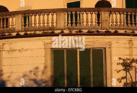 Curva elegante balaustra in pietra e persiane Hotel Firenze Bellagio Lago di Como Lombardia Italia Europa Foto Stock