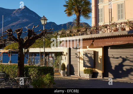 Le aziende si è chiuso per l'inverno a Bellagio sulle rive del lago di Como Lombardia Italia Europa Foto Stock