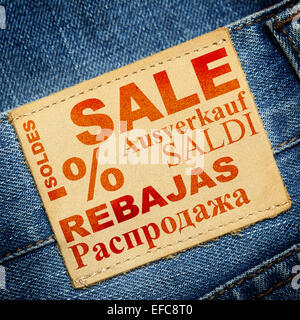 Etichetta di jeans con word in vendita in diverse lingue Foto Stock