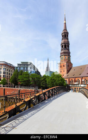 Il ponte e la chiesa di Santa Caterina a Amburgo, Germania Foto Stock