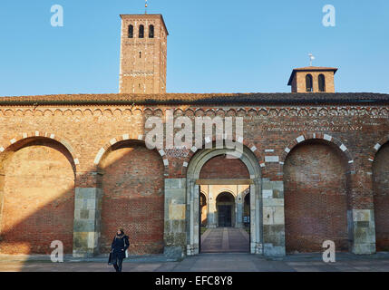 Ingresso di Sant' Ambrogio di mattoni rossi basilica romanica risalente al 9al XII secolo milano lombardia italia Europa Foto Stock