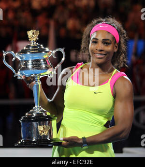 Melbourne, Australia. 31 gennaio, 2015. Serena Williams degli Stati Uniti pone con il trofeo dopo aver vinto il suo singolare femminile partita finale contro Maria Sharapova della Russia presso l'Australian Open di tennis Campionato a Melbourne, Australia, Gennaio 31, 2015. Williams ha vinto 2-0 la rivendicazione del titolo. Credito: Jin Linpeng/Xinhua/Alamy Live News Foto Stock