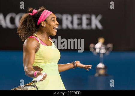 Melbourne, Australia. 31 gennaio, 2015. Primo seme Serena Williams (USA) celebra vincendo la finale donne match contro il secondo seme Maria Sharapova (RUS) il giorno tredici del 2015 Australian Open Grand Slam torneo di tennis a Melbourne Park a Melbourne, Australia. Sydney bassa/Cal Sport Media. Williams ha vinto 6-3 7-6(5) Credito: csm/Alamy Live News Foto Stock