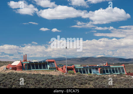 Rispettosi dell'ambiente solare earthship home vicino a Taos, Nuovo Messico Foto Stock