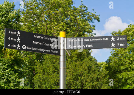 Indicazioni pedonali segno a Morden nel sud di Londra, Surrey Foto Stock