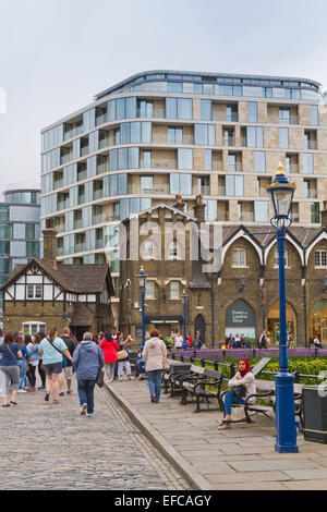 Torre di Londra edifici con tre banchine a piedi nuovo costruito. La nuova architettura di contrasti con il vecchio. Foto Stock