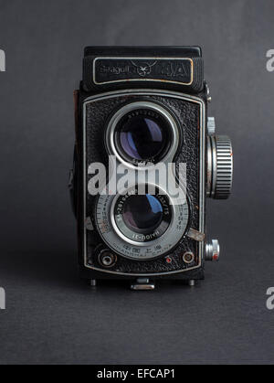 Una piena ripresa frontale di un'annata medio formato doppia fotocamera reflex, Seagull 4A Foto Stock