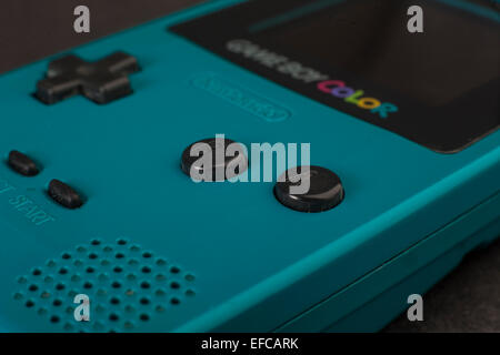 Un vecchio Gameboy color turchese colore maniglia console Foto Stock