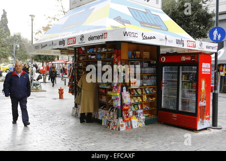 Atene, Grecia. Il 31 gennaio 2015. Uno dei tipici chioschi in Atene' Ermou Street, uno dei più costosi di strade in Europa. La Hellenic autorità statistica ha annunciato il fatturato e gli indici di volume per il mese di novembre 2014. Il fatturato retail è sceso del 1,6 per cento rispetto al mese di novembre 2013 e 3,1% rispetto al mese di ottobre 2014. Credito: Michael Debets/Alamy Live News Foto Stock