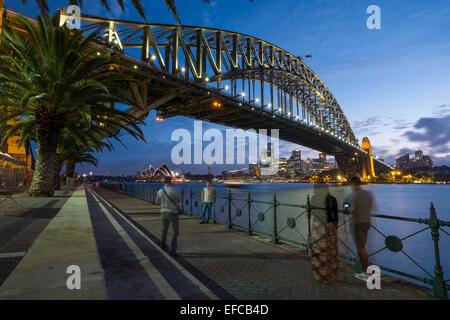 SYDNEY, Australia - 5 gennaio 2015: la gente di fotografare l'iconica Sydney Harbour Bridge con la Opera House di Sydney in ba Foto Stock