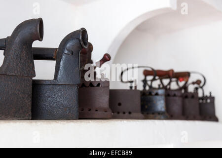 Messa a fuoco selettiva su alcuni vecchi ferri da stiro vintage Foto Stock