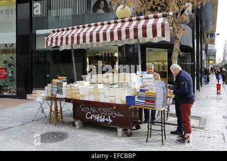 Atene, Grecia. Il 31 gennaio 2015. Il carrello di un libro mobile venditore in Ermou Street, uno dei più costosi di strade in Europa. La Hellenic autorità statistica ha annunciato il fatturato e gli indici di volume per il mese di novembre 2014. Il fatturato retail è sceso del 1,6 per cento rispetto al mese di novembre 2013 e 3,1% rispetto al mese di ottobre 2014. Foto Stock