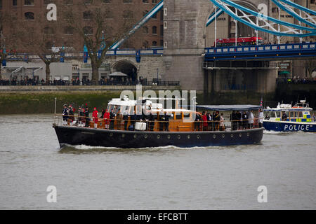 Londra, Regno Unito. 30 gen, 2015. Pipers dal London reggimento scozzese giocare cornamuse a bordo del Havengore lungo con equipaggio in uniforme da parte della società di battellieri e membri della famiglia di Churchill come essa si sposta a monte verso Westminster Credito: Emma Durnford/Alamy Live News Foto Stock