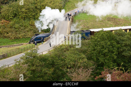 Classe A4 Pacific n. 60007 'Sir Nigel Gresley' passando sotto il ponte stradale come si lascia la stazione di Goathland. Foto Stock