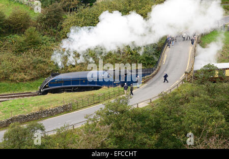 Classe A4 Pacific n. 60007 'Sir Nigel Gresley' passando sotto il ponte stradale come si lascia la stazione di Goathland. Foto Stock