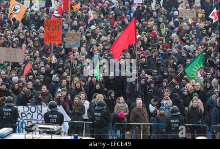 Bremen, Germania. 31 gennaio, 2015. Diverse migliaia di persone sfilano durante l'AFD ("alternativa per la Germania") federale conferenza di partito di fronte al Centro Congressi di Brema, Germania, 31 gennaio 2015. Foto: JOERG SARBACH/dpa/Alamy Live News Foto Stock