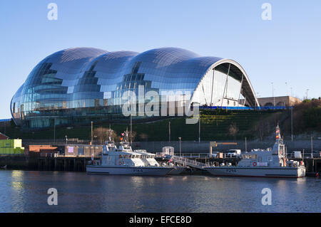 Patrol barche ormeggiate di fronte alla salvia concert hall in Gateshead, North East England, Regno Unito Foto Stock