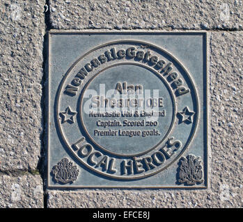 Eroi locali marciapiede in bronzo targa dedicata ad Alan Shearer, Quayside Newcastle upon Tyne, England, Regno Unito Foto Stock