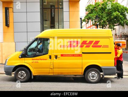Londra, Regno Unito. 9 Luglio 2014: trasportatore scarica dhl delivery service van nel centro di Londra Foto Stock