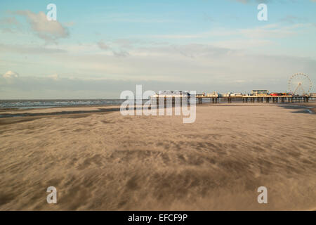 Blackpool Regno Unito,31 gennaio 2015, notizie meteo. Un soleggiato e luminoso ultimo giorno del mese di gennaio.La luminosità è mascherata dal terribilmente freddo vento che soffia dal mare d'Irlanda Credito: Gary Telford/Alamy live news Foto Stock