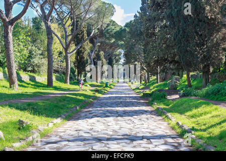 Visualizza in basso la antica Via Appia Antica di Roma, Italia. Foto Stock