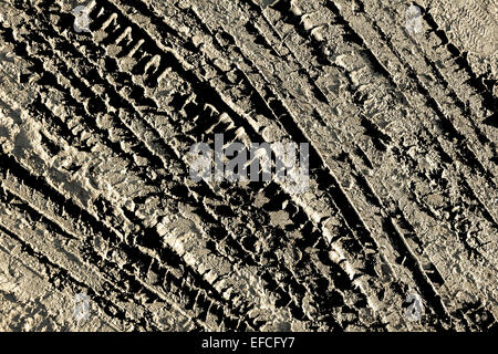Molte auto di battistrada di pneumatici marchi sfondo di fango Foto Stock