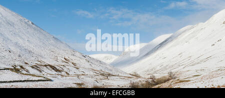 Coperta di neve Yarrow valley mountains in inverno. Scottish Borders. La Scozia. Vista panoramica Foto Stock