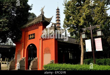 Chengdu, Cina: color corallo cancello di ingresso nel cortile pagoda presso il centro storico di Wenshu tempio buddista Foto Stock