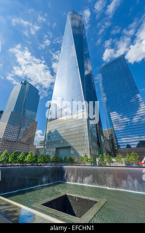 Il Nord Pool di National September 11 Memorial con One World Trade Center ("Freedom Tower") dietro , New York City, NY, STATI UNITI D'AMERICA Foto Stock