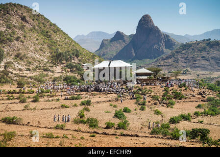 La popolazione locale celebrare apri una nuova chiesa, nei pressi di Axum, Etiopia, Africa. Foto Stock