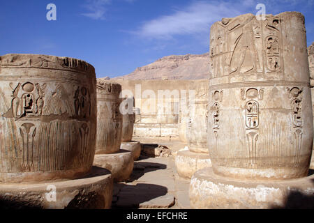 Tempio mortuario di Ramses III al Medinat Habu / riva occidentale del Fiume Nilo / Luxor / EGITTO Foto Stock