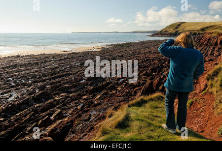 Manorbier, Pembrokeshire, Il Galles ha una grande e bellissima baia di spazzamento e di attrazione turistica al di sotto del cielo aperto. Foto Stock