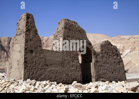 Mudbrick rovine a Deir el-Bahri con la regina Hatchepsut del tempio dietro / riva occidentale del Fiume Nilo / Luxor / EGITTO Foto Stock