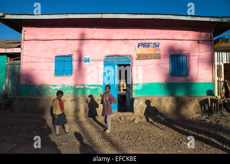 Scena di strada presso la città di sbarcare sul bordo delle Simien Mountain National Park in Etiopia, Africa. Foto Stock