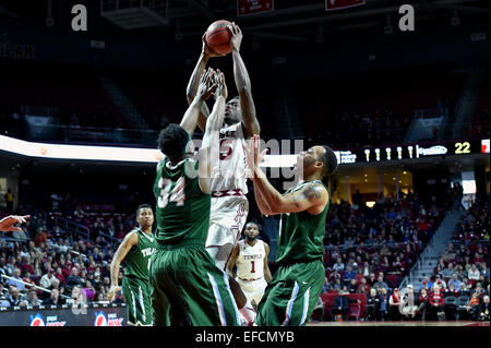 Philadelphia, PA, USA. 31 gennaio, 2015. Tempio di gufi guard QUENTON DECOSEY (25) assume un ponticello come Tulane Onda Verde avanti TRE DRYE (34) difende in AAC conference basketball gioco che viene giocato al Liacouras Center di Philadelphia. Credito: Ken Inness/ZUMA filo/Alamy Live News Foto Stock