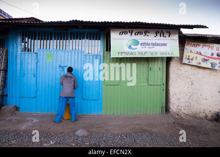 Scena di strada presso la città di sbarcare sul bordo delle Simien Mountain National Park in Etiopia, Africa. Foto Stock