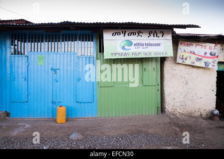 Scena di strada presso la città di sbarcare sul bordo delle Simien Mountain National Park in Etiopia, Africa. Foto Stock