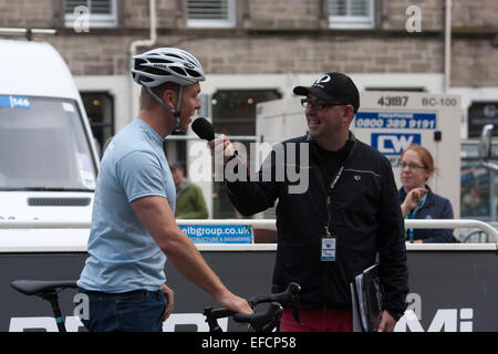 Sir Chris Hoy è intervistato da premere. Chris Hoy tour nel mercato di Erba di Edimburgo. Foto Stock