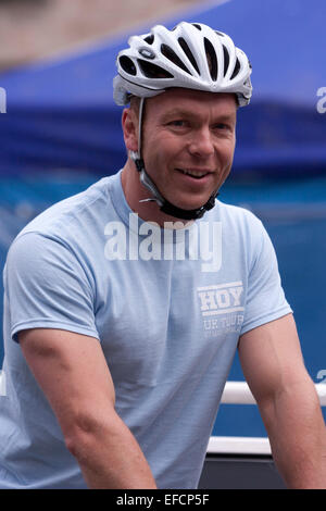 Ritratto di Sir Chris Hoy. Chris Hoy tour nel mercato di Erba di Edimburgo. Foto Stock