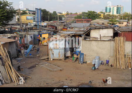 Una baraccopoli situato vicino al centro cittadino di Accra, Ghana, Africa occidentale. Foto Stock