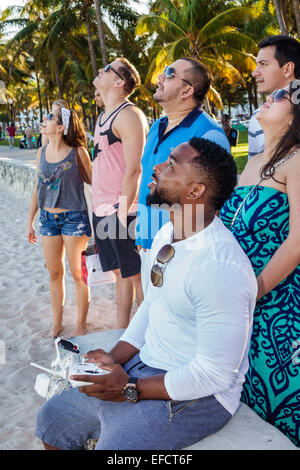 Miami Beach Florida, Lummus Park, Black Blacks African Africans etnic minorità, adulti uomo uomini uomini uomini uomini uomini, controlli, funzionamento, drone, telecomando, vis Foto Stock